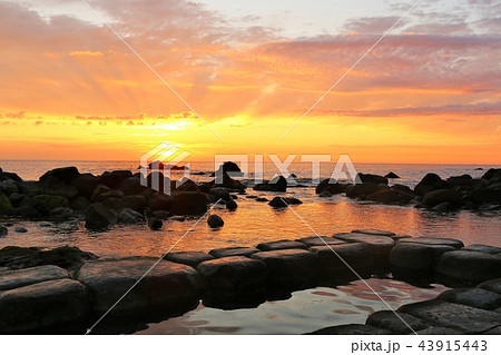 北海道 水無海浜温泉と夜明けの太陽 北海道 水無海浜温泉と夜明けの太陽 43915443