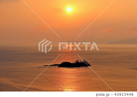 兵庫県 後ヶ島と夜明けの太陽 兵庫県 後ヶ島と夜明けの太陽 43915446