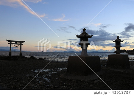不知火海の中に立つ鳥居と灯篭のコンビネーション 不知火海の中に立つ鳥居と灯篭のコンビネーション 43915737