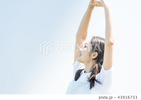 リラックスする女性 43916733