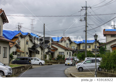 災害イメージ_被災住宅_ブルーシート 災害イメージ_被災住宅_ブルーシート 43916922