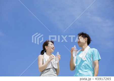 ランニング ジョギング マラソン 男女 水分補給 青空 運動 ランニング ジョギング マラソン 男女 水分補給 青空 運動 43917265