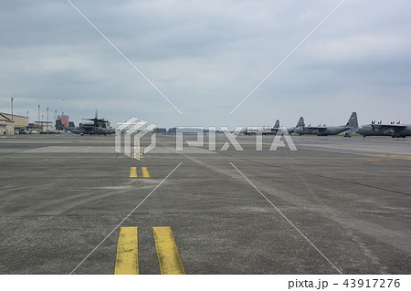 オスプレイとスーパーハーキュリーズが並んだ横田基地 オスプレイとスーパーハーキュリーズが並んだ横田基地 43917276