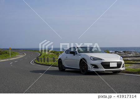 スポーツカーで海へドライブ 43917314