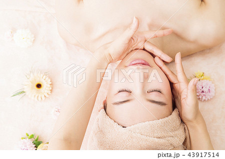 エステ マッサージ 女性 ビューティー 美容 エステサロンの写真素材