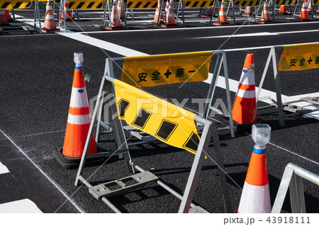 工事中の交差点 車線規制 a 工事中の交差点 車線規制 a 43918111