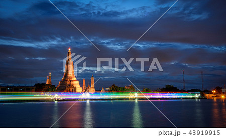 Beautiful light at night of Wat Arun in Bangkok Beautiful light at night of Wat Arun in Bangkok 43919915