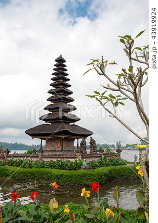 Pura Ulun Danu temple on a lake Beratan 43919924