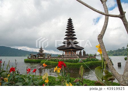 Pura Ulun Danu temple on a lake Beratan 43919925