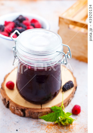 berries jam 43920134