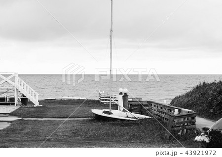 夏の終わりの海辺、ディンギーのある風景 モノクロ 夏の終わりの海辺、ディンギーのある風景 モノクロ 43921972