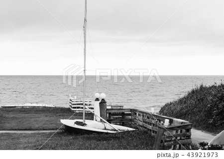 夏の終わりの海辺、ディンギーのある風景 モノクロ 夏の終わりの海辺、ディンギーのある風景 モノクロ 43921973