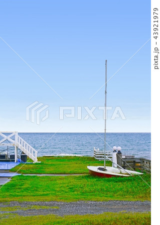 夏の終わりの海辺、ディンギーのある風景 夏の終わりの海辺、ディンギーのある風景 43921979