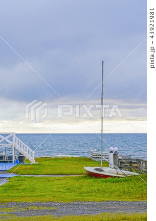 夏の終わりの海辺、ディンギーのある風景 夏の終わりの海辺、ディンギーのある風景 43921981