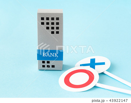 銀行 金融サービス マーク 記号 マル バツの写真素材