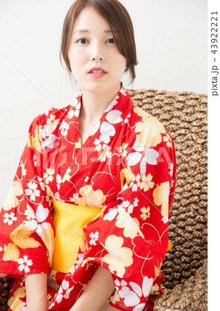 椅子に座る女性 43922221