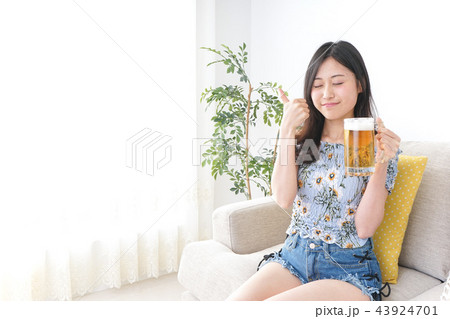 自宅でビールを飲む若い女性 自宅でビールを飲む若い女性 43924701