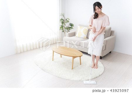 家事をする女性 家事をする女性 43925097