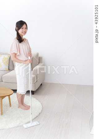 家事をする女性 43925101