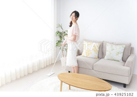 家事をする女性 43925102