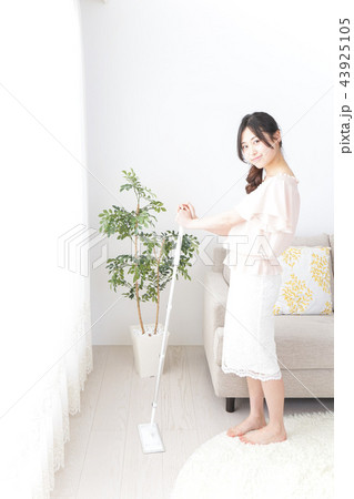 家事をする女性 43925105