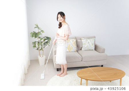 家事をする女性 43925106