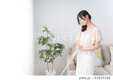 家事をする女性 家事をする女性 43925108