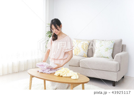 家事をする女性 43925117