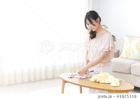 家事をする女性 43925119