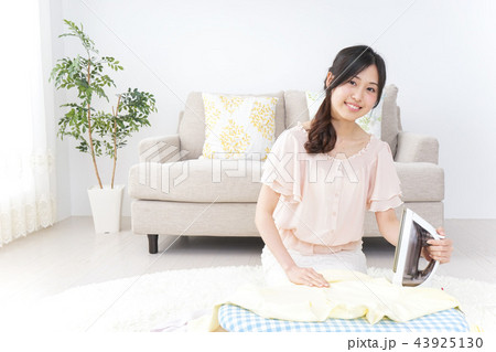 家事をする女性 家事をする女性 43925130