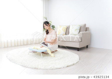 家事をする女性 43925134