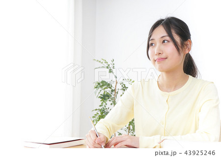 勉強をする若い学生 勉強をする若い学生 43925246