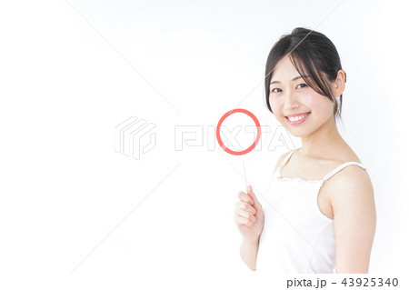 クレンジングをする若い女性 43925340