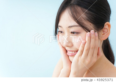 クレンジングをする若い女性 43925371