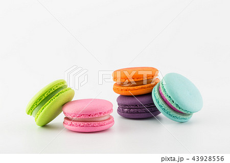 macaroon isolated on white background macaroon isolated on white background 43928556
