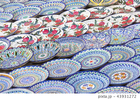 Plates and pots on a street Chorsu bazaar 43931272