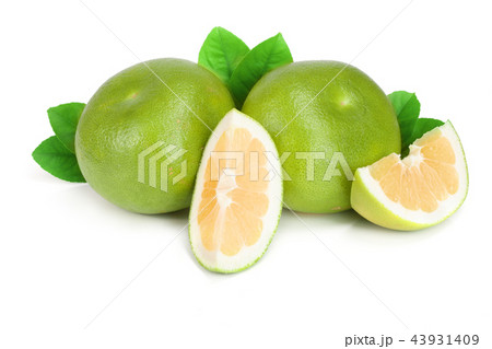 Citrus Sweetie or Pomelit, oroblanco with slices and leaf isolated on white background close-up 43931409