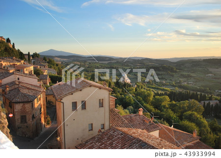 夕暮れの街(イタリア・モンテプルチャーノ) 夕暮れの街(イタリア・モンテプルチャーノ) 43933994