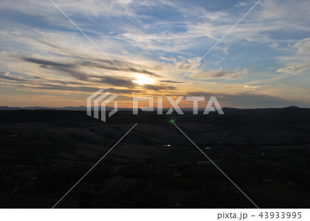 トスカーナの夕暮れ(イタリア・モンテプルチャーノ) トスカーナの夕暮れ(イタリア・モンテプルチャーノ) 43933995