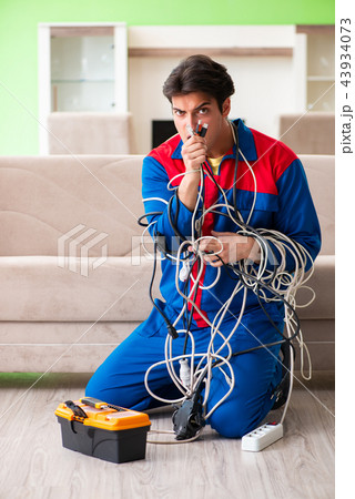 Electrician contractor with tangled cables Electrician contractor with tangled cables 43934073