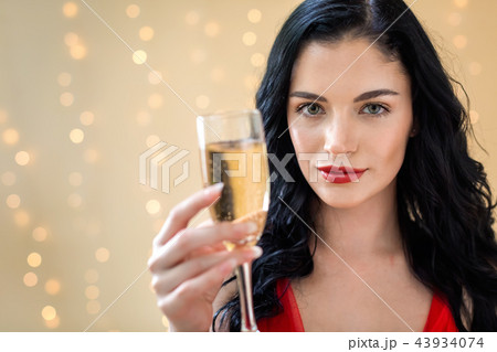 Young woman holding a champagne flute 43934074