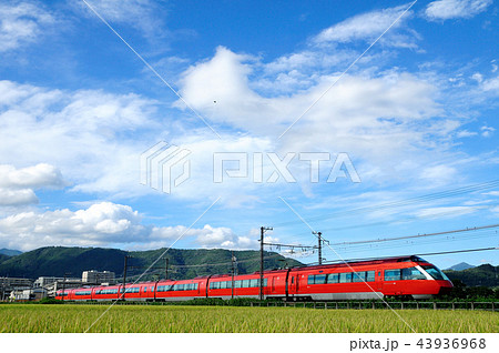 秋雲流れる田園風景を走る小田急ロマンスカーGSE 43936968