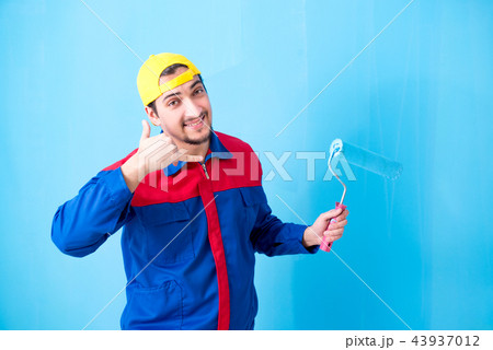 Young painter doing renovation at home  43937012