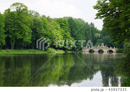 ポーランド ワルシャワ ワジェンキ公園の池 43937335