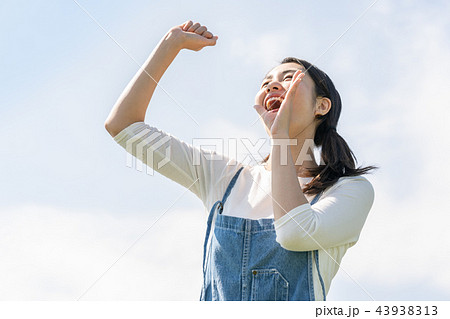 応援　女性 応援する女性の写真素材 [43938313] - PIXTA