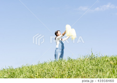 応援する女性 43938460