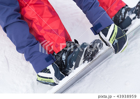 スノーボードをはく女性 足元 スノーボードをはく女性 足元 43938959