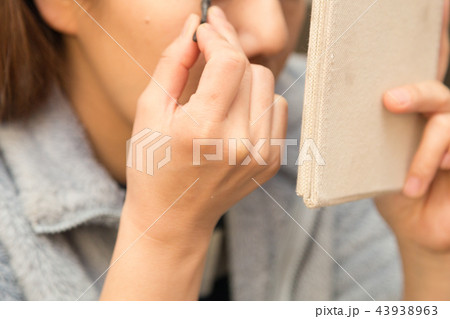 メイクをする女性 43938963