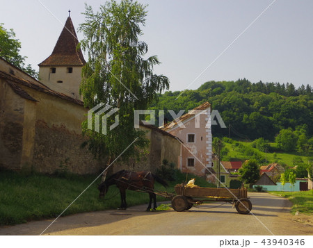 世界遺産　ルーマニア　トランシルヴァニアの要塞教会群　ビエルタン　馬車 43940346