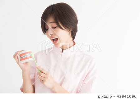 看護師・白バック 看護師・白バック 43941096